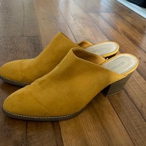 Mustard Yellow Old Navy Clog Heels Size 9